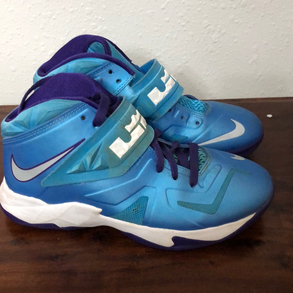 Lebrons Nike size 7